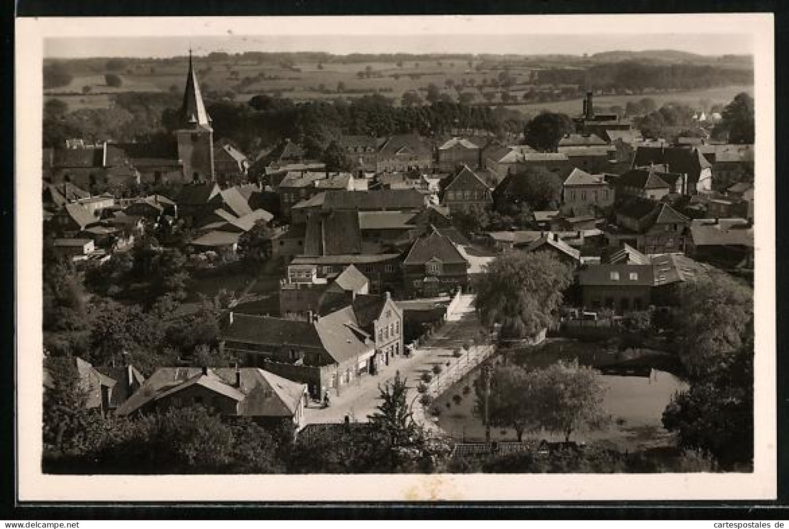 AK Lütjenburg /Ostholstein, Ortsansicht mit Kirche und Teich