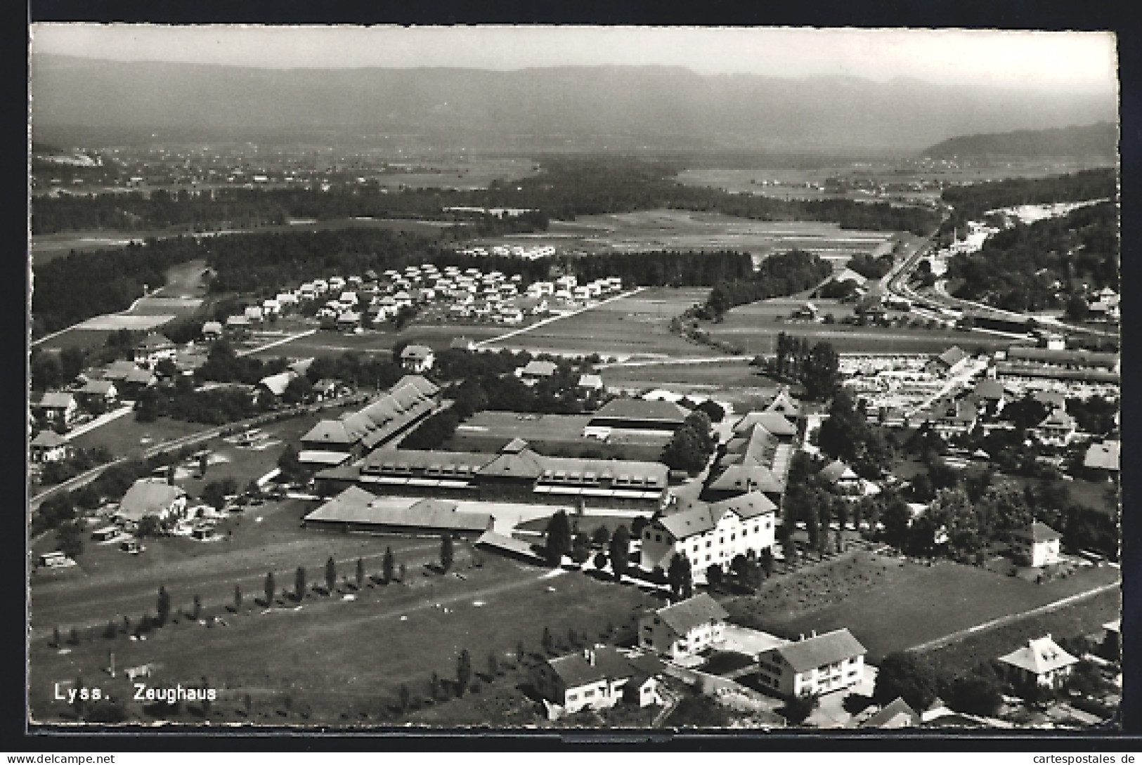 AK Lyss, Zeughaus mit Umgebung, Fliegeraufnahme