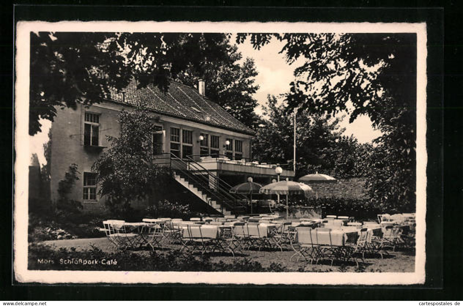 AK Mörs, Schlosspark-Café mit Stühlen im Garten