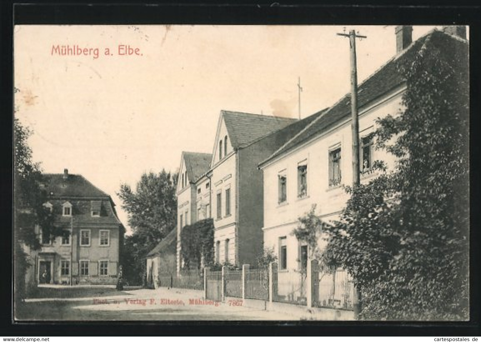 AK Mühlberg a. Elbe, Strassenpartie mit Schaulustigen die aus ihren Fenstern lugen