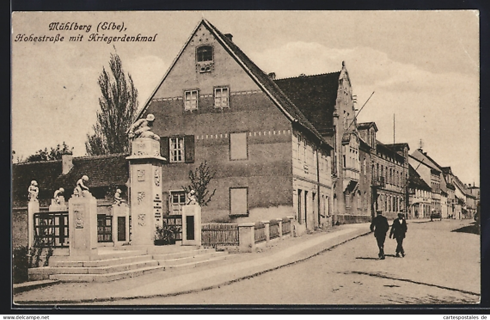 AK Mühlberg / Elbe, Hohestrasse mit Kriegerdenkmal