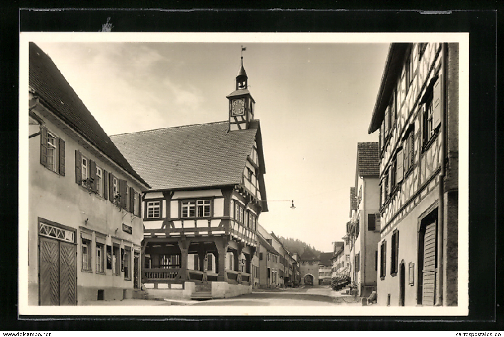 AK Mühlheim, Hauptstrasse mit Rathaus und Tor