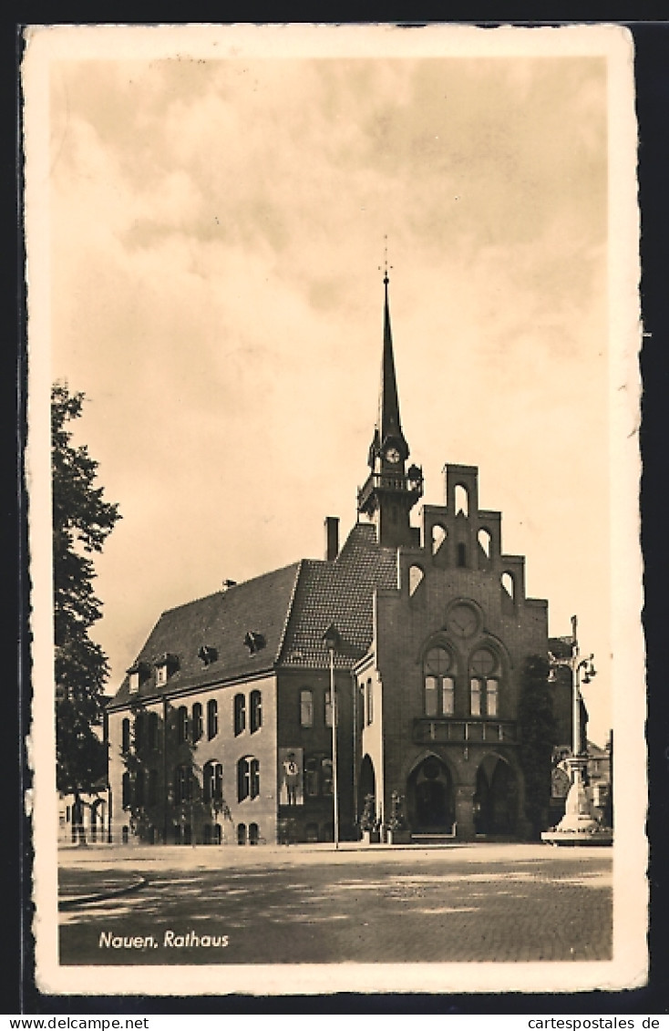 AK Nauen / Funkstadt, Strassenpartie am Rathaus