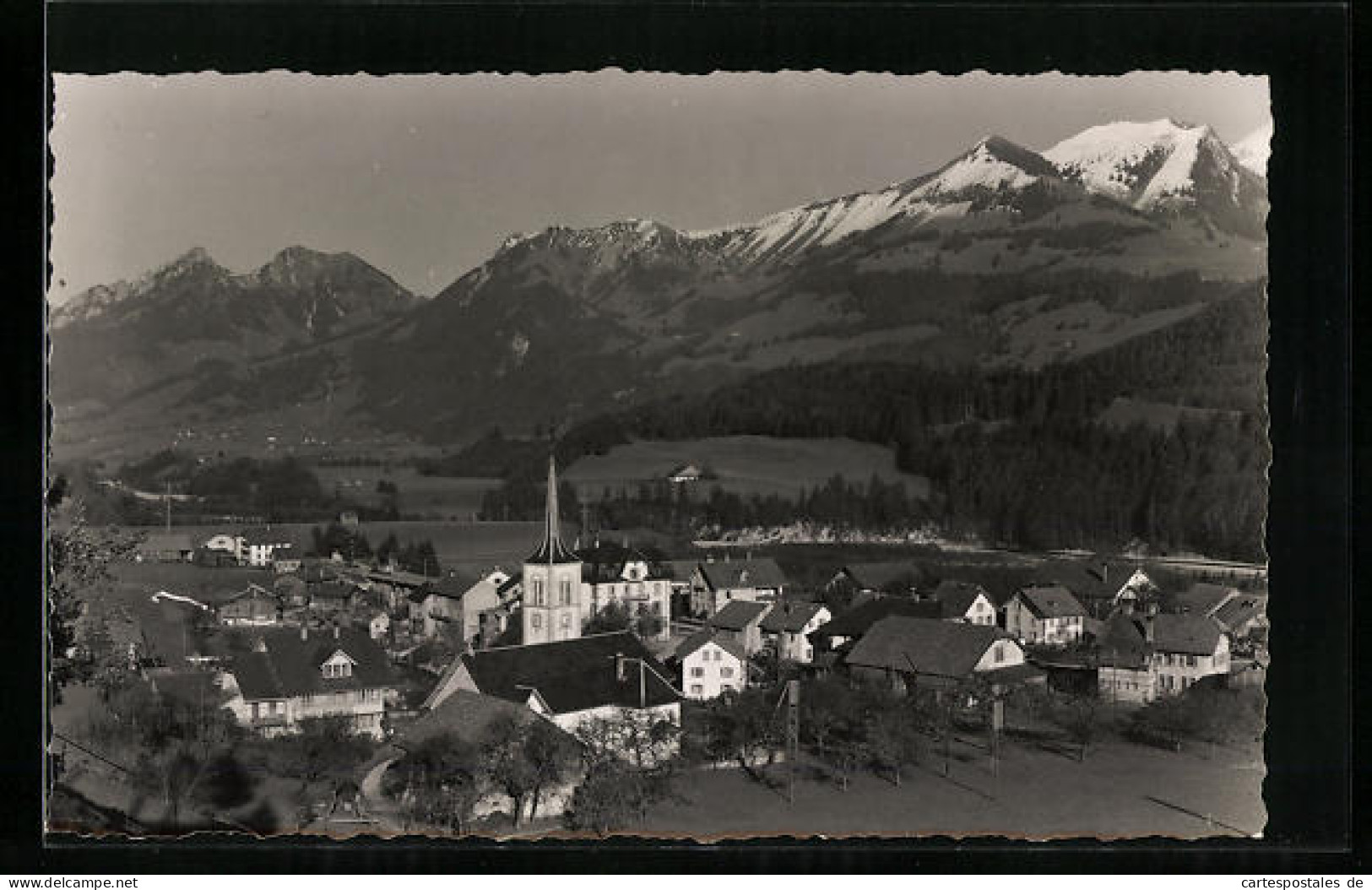 AK Neirivue, Ortsansicht mit Bergen