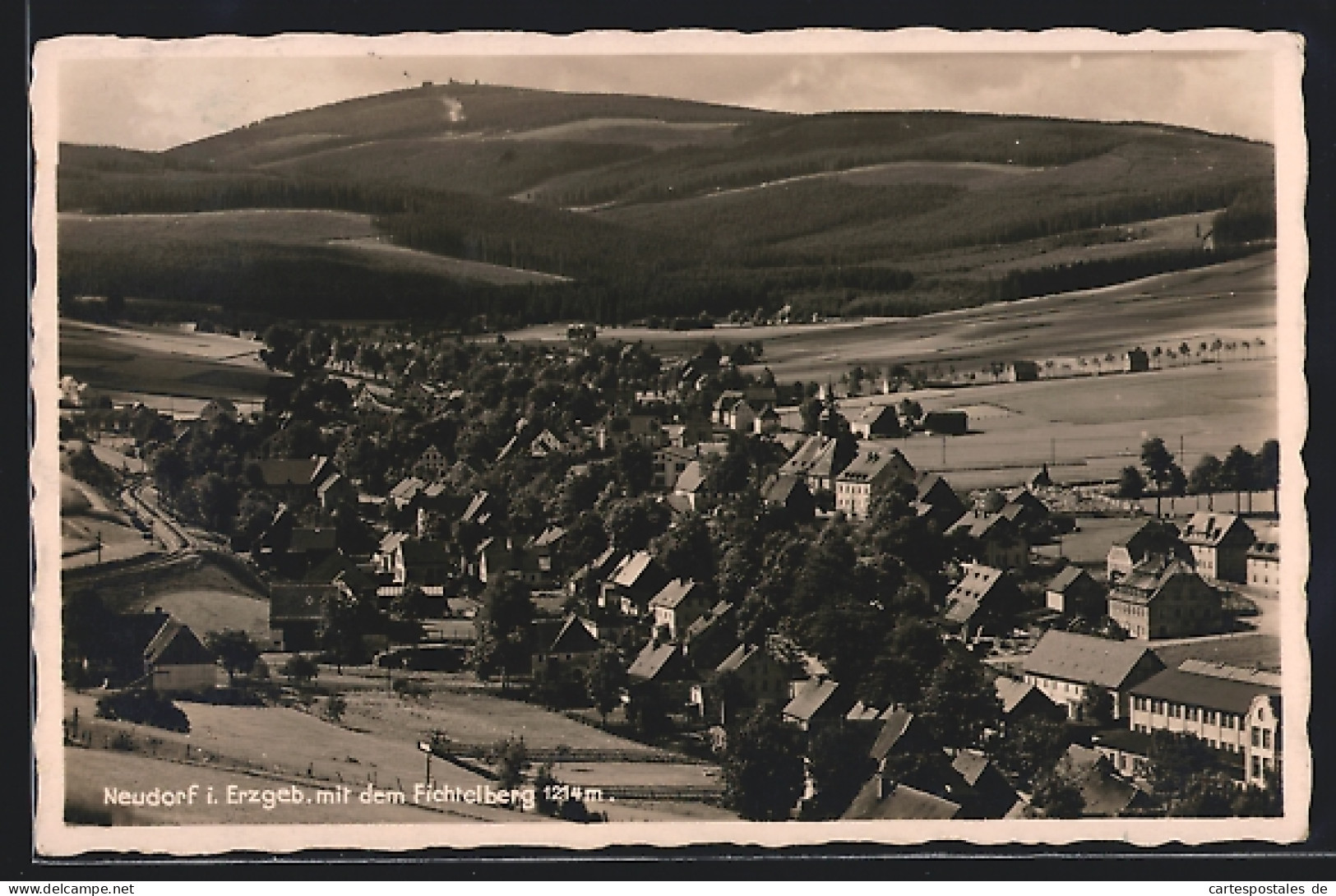 AK Neudorf / Erzgeb., Ortsansicht mit dem Fichtelberg