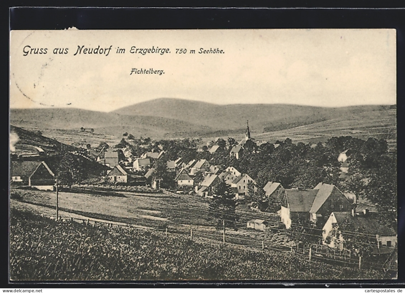 AK Neudorf im Erzgebirge, Ortsansicht mit Fichtelberg