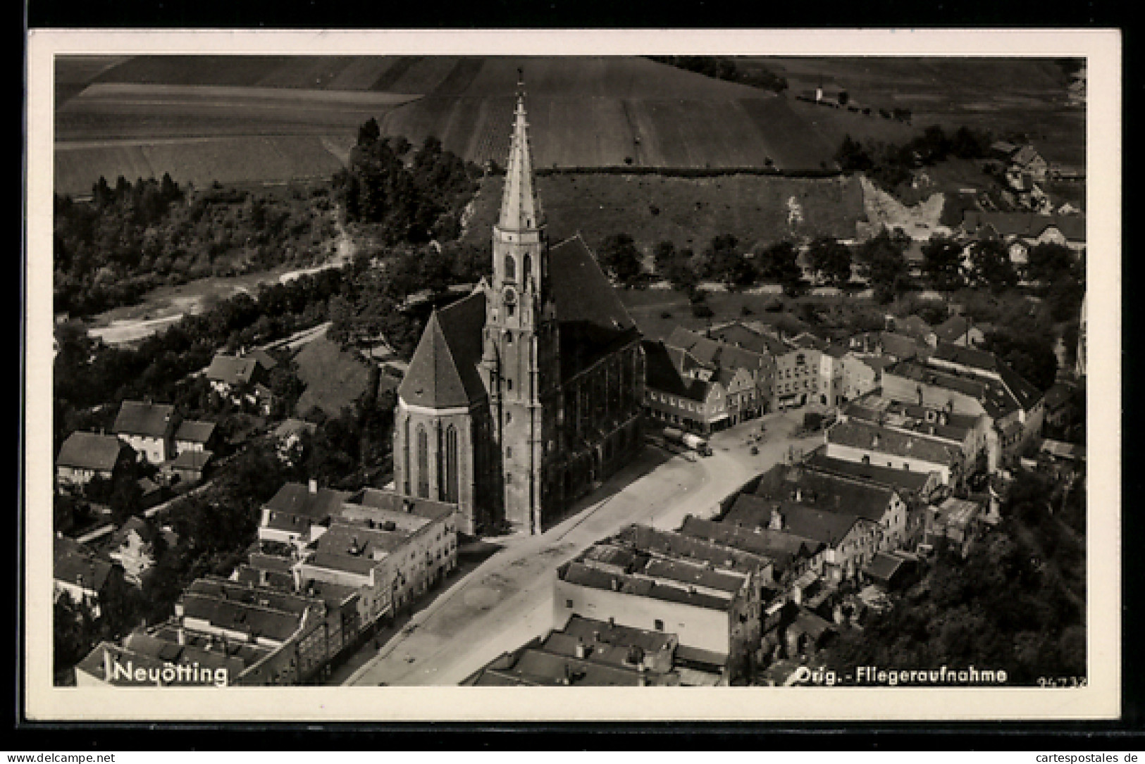 AK Neuötting, Strassenpartie mit Kirche, Fliegeraufnahme