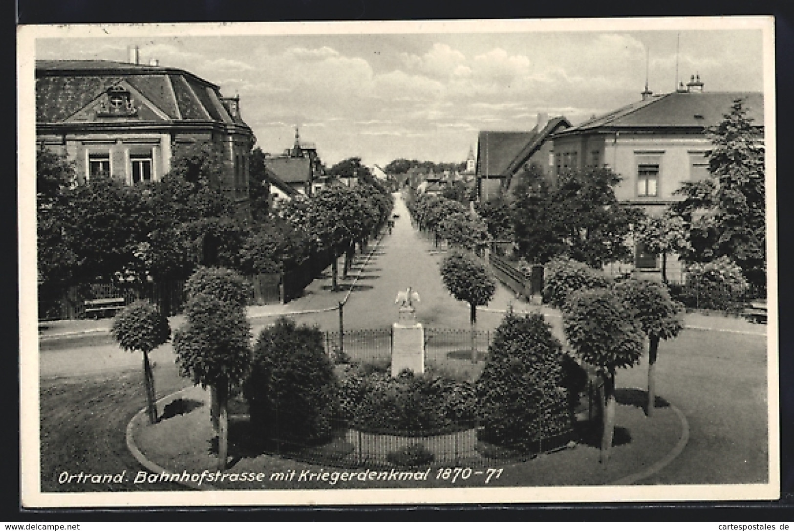 AK Ortrand, Banhofstrasse mit Kriegerdenkmal 1870-71