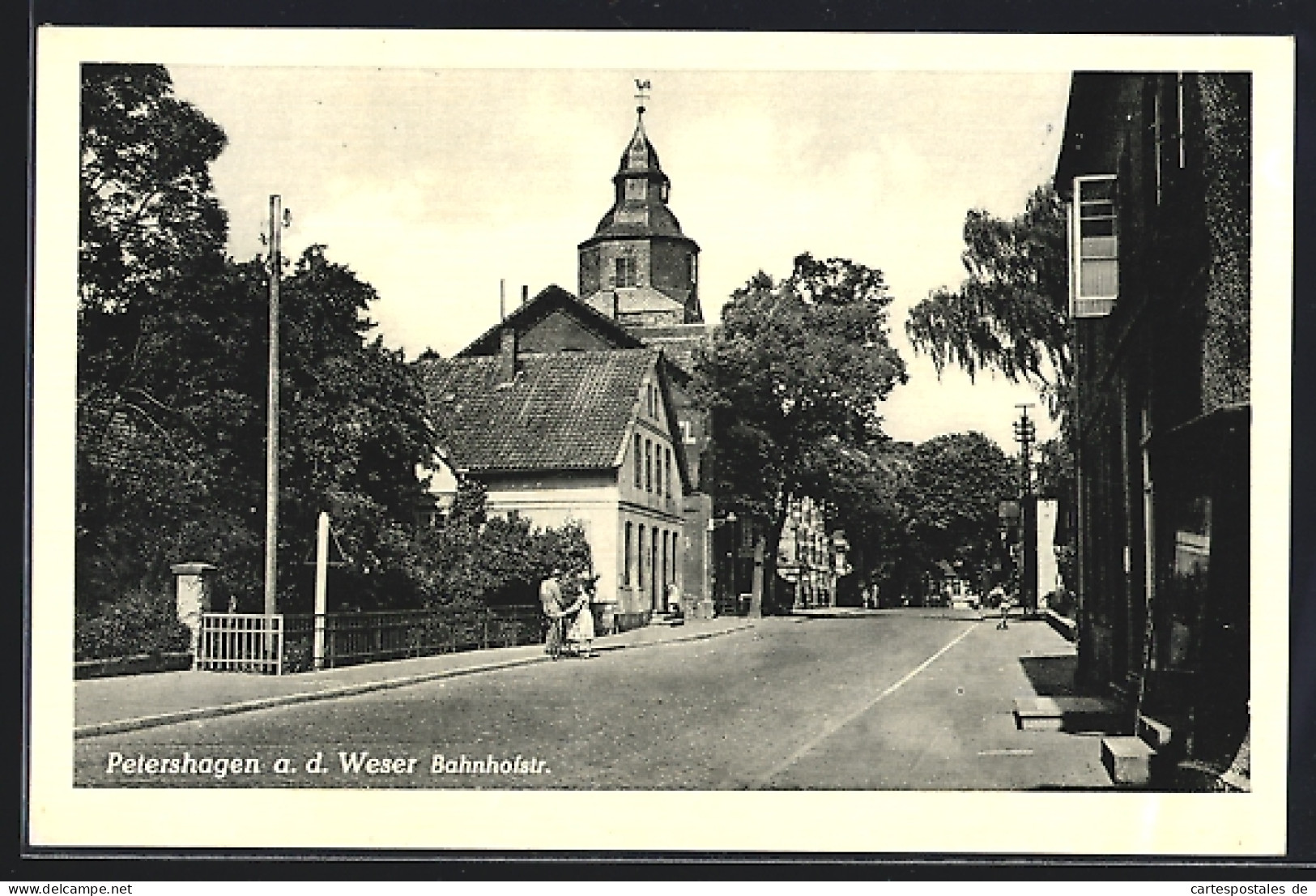 AK Petershagen /Weser, Bahnhofstrasse mit Kirchturm