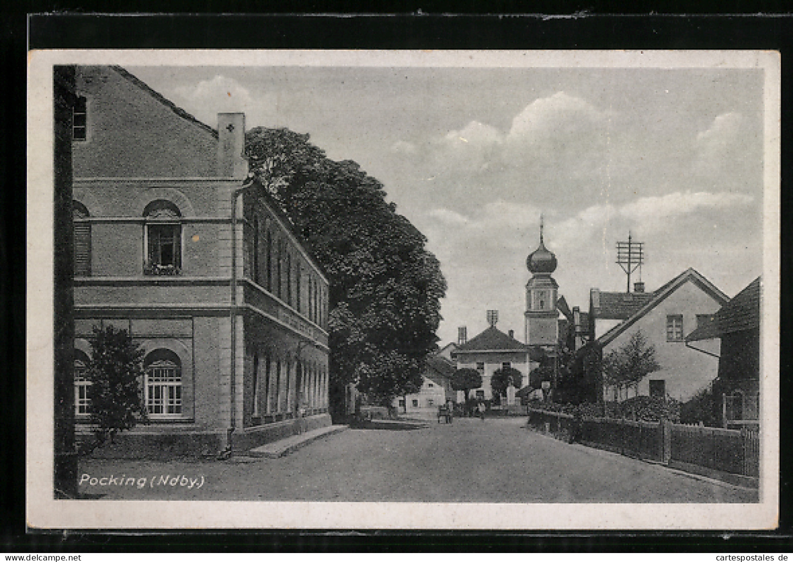 AK Pocking, Strassenpartie mit Blick zur Kirche