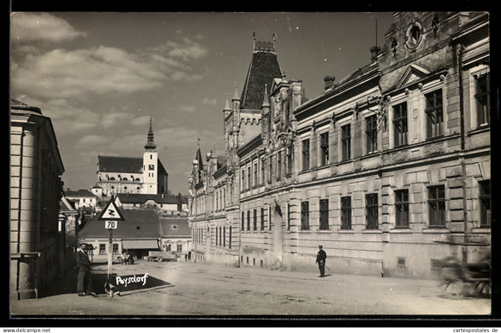 AK Poysdorf, Strassenansicht mit Blick zur Kirche