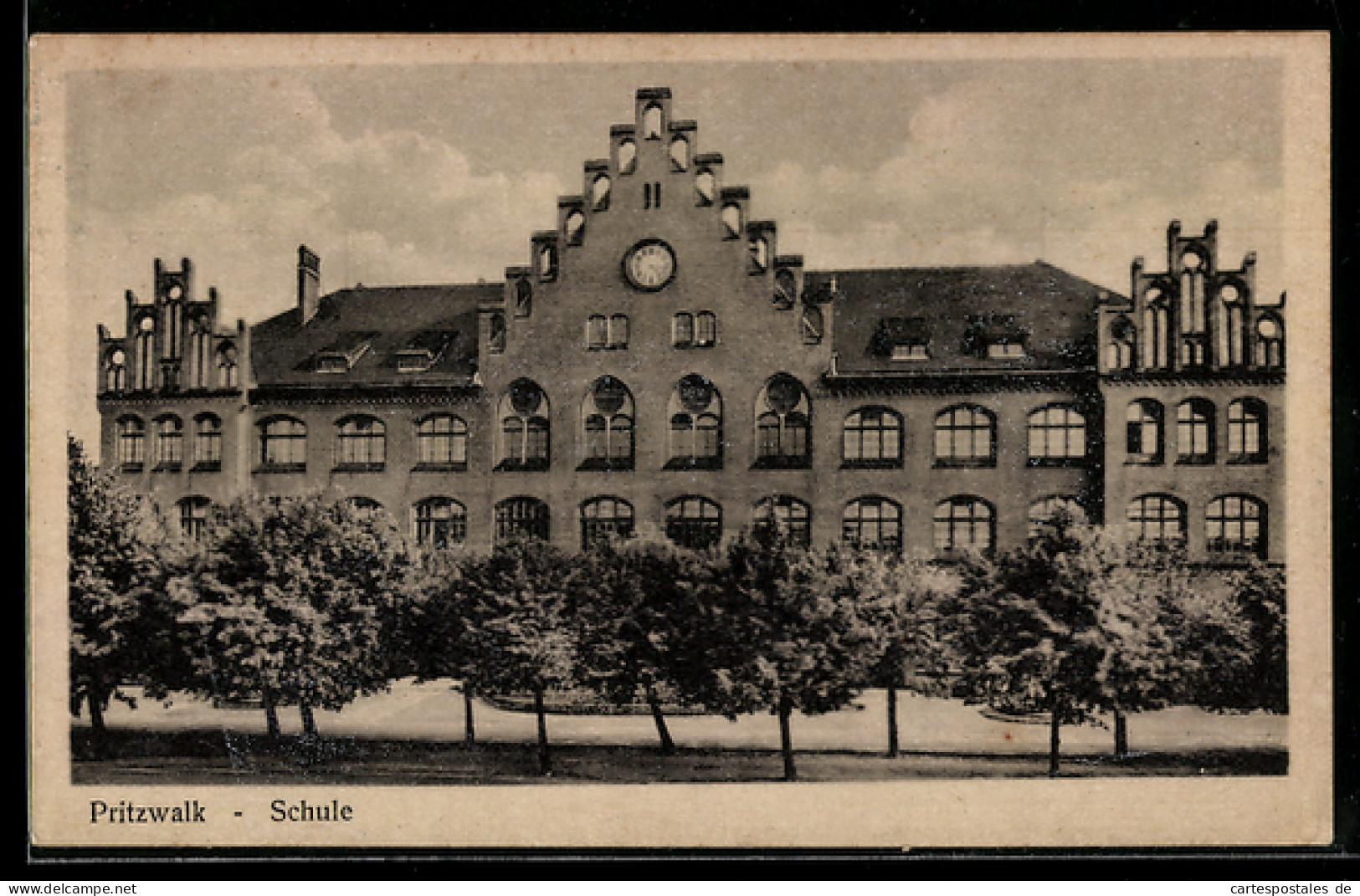 AK Pritzwalk, Frontalansicht der Schule