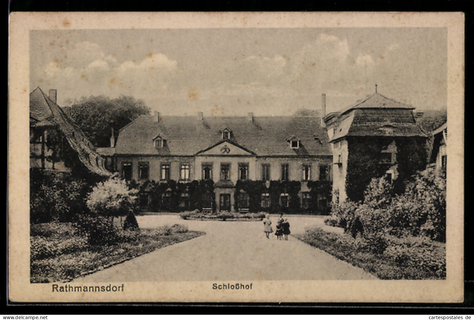 AK Rathmannsdorf, Partie im Schlosshof mit Gartenanlage
