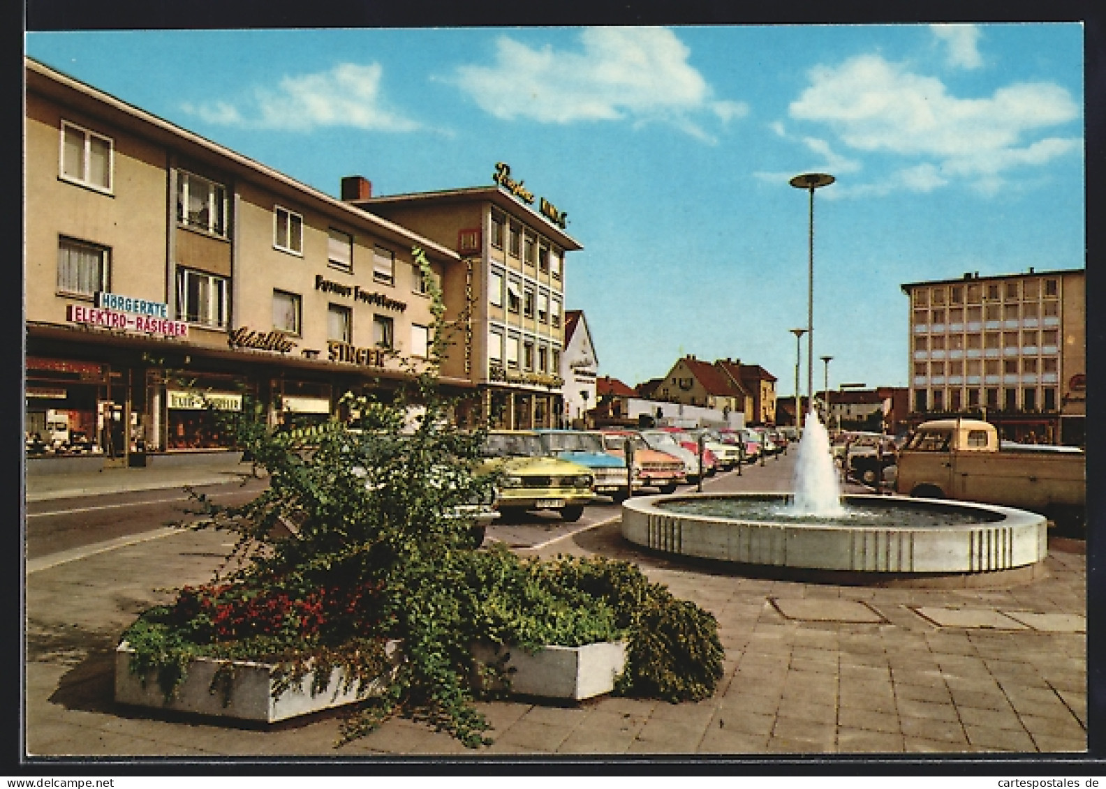 AK Rüsselsheim, Partie am Friedensplatz mit Brunnen