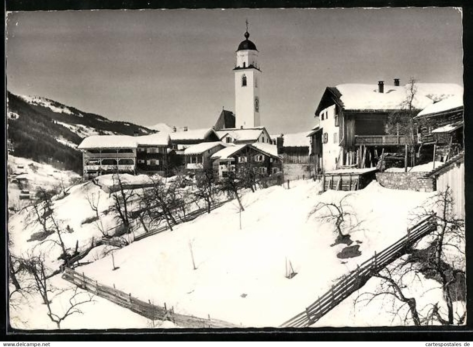 AK Saas, Kirche der Ortschaft im Prättigau, Ansicht im Winter