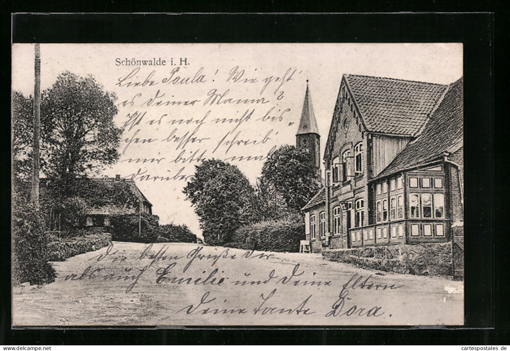 AK Schönwalde i. H., Strassenpartie mit Kirche
