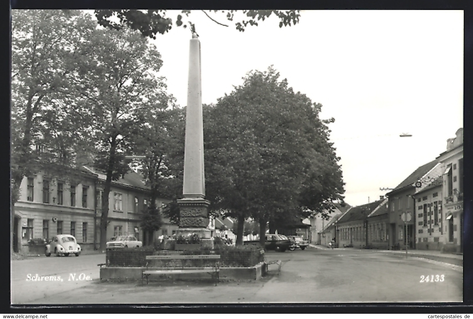 AK Schrems /N.-Oe., Strassenpartie mit Denkmal