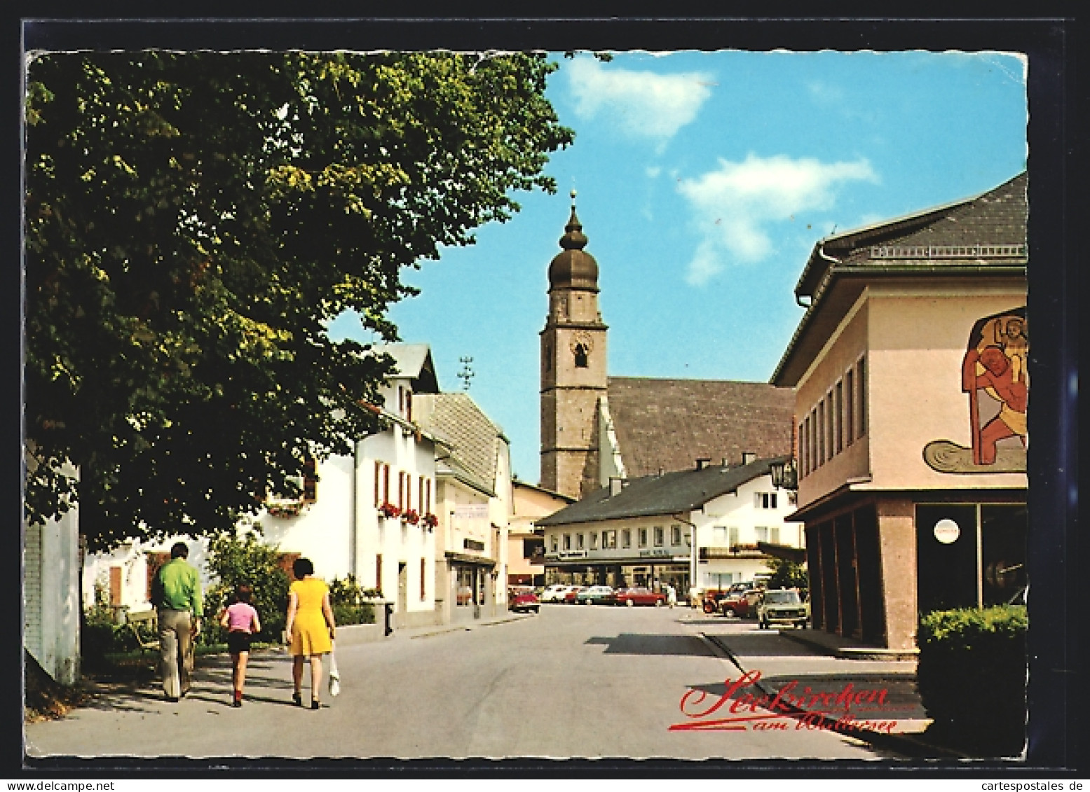 AK Seekirchen am Wallersee, Strassenpartie mit dem Blick zur Kirche
