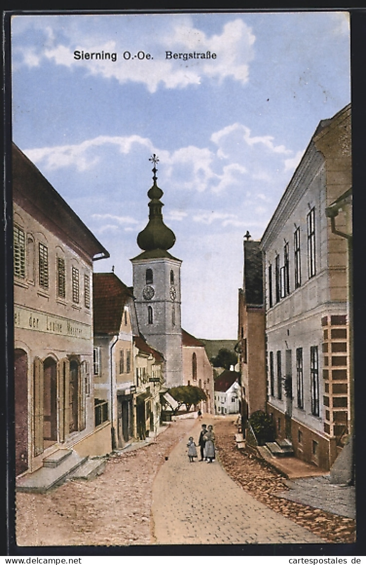 AK Sierning /O.-Oe., Passanten in der Bergstrasse