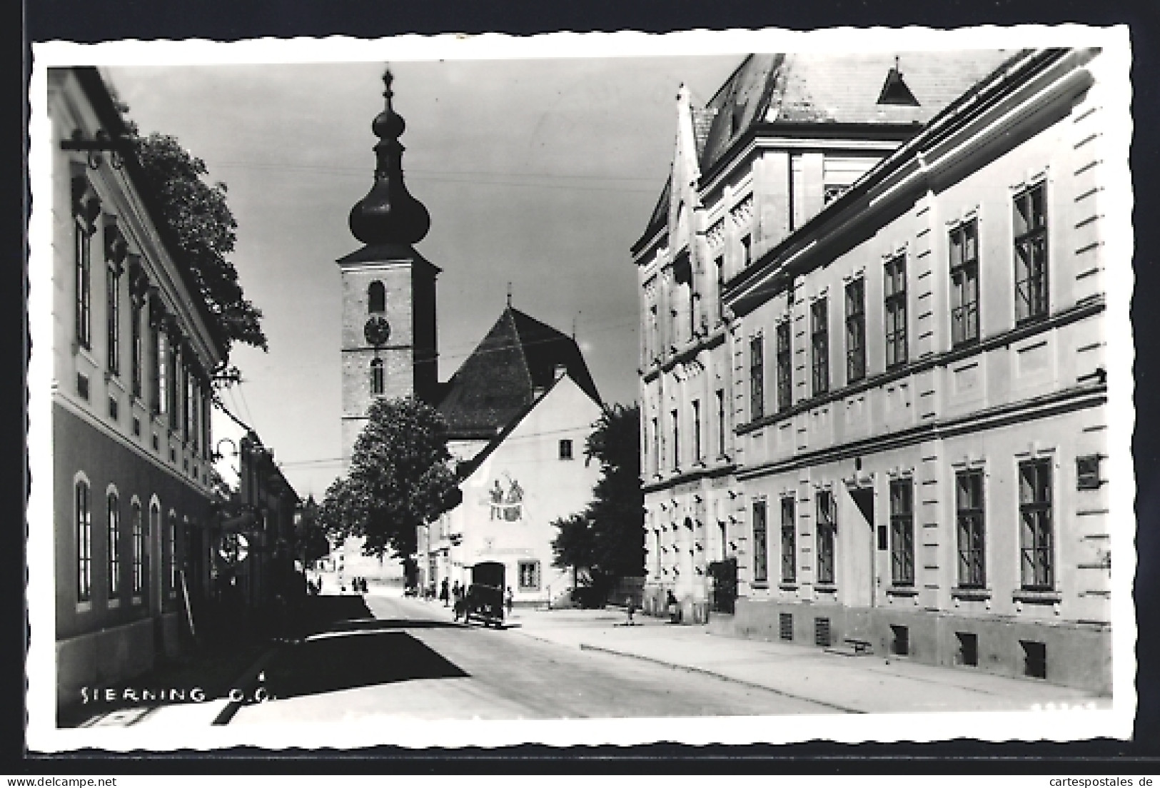 AK Sierning /O.-Oe., Strassenpartie mit Raiffeisenkasse