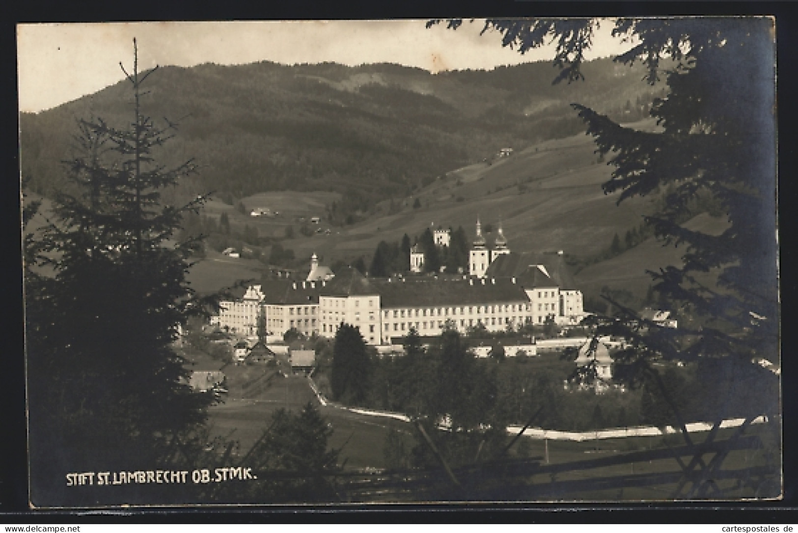 AK St. Lambrecht /Ob. Stmk., Stift St. Lambrecht mit Strasse und Umgebung aus der Vogelschau