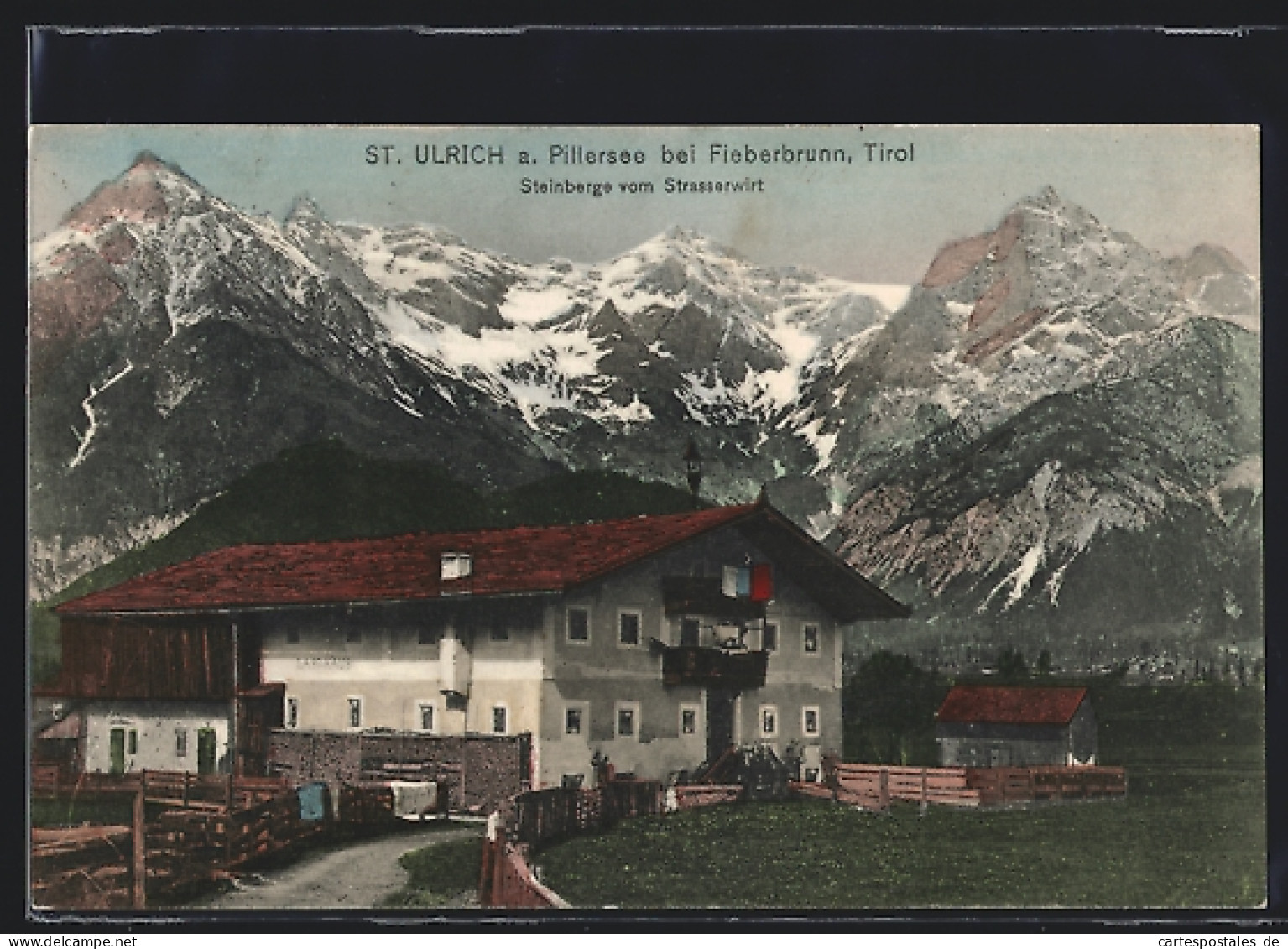 AK St. Ulrich am Pillersee, Gasthaus Strasserwirt mit Blick auf die Steinberge