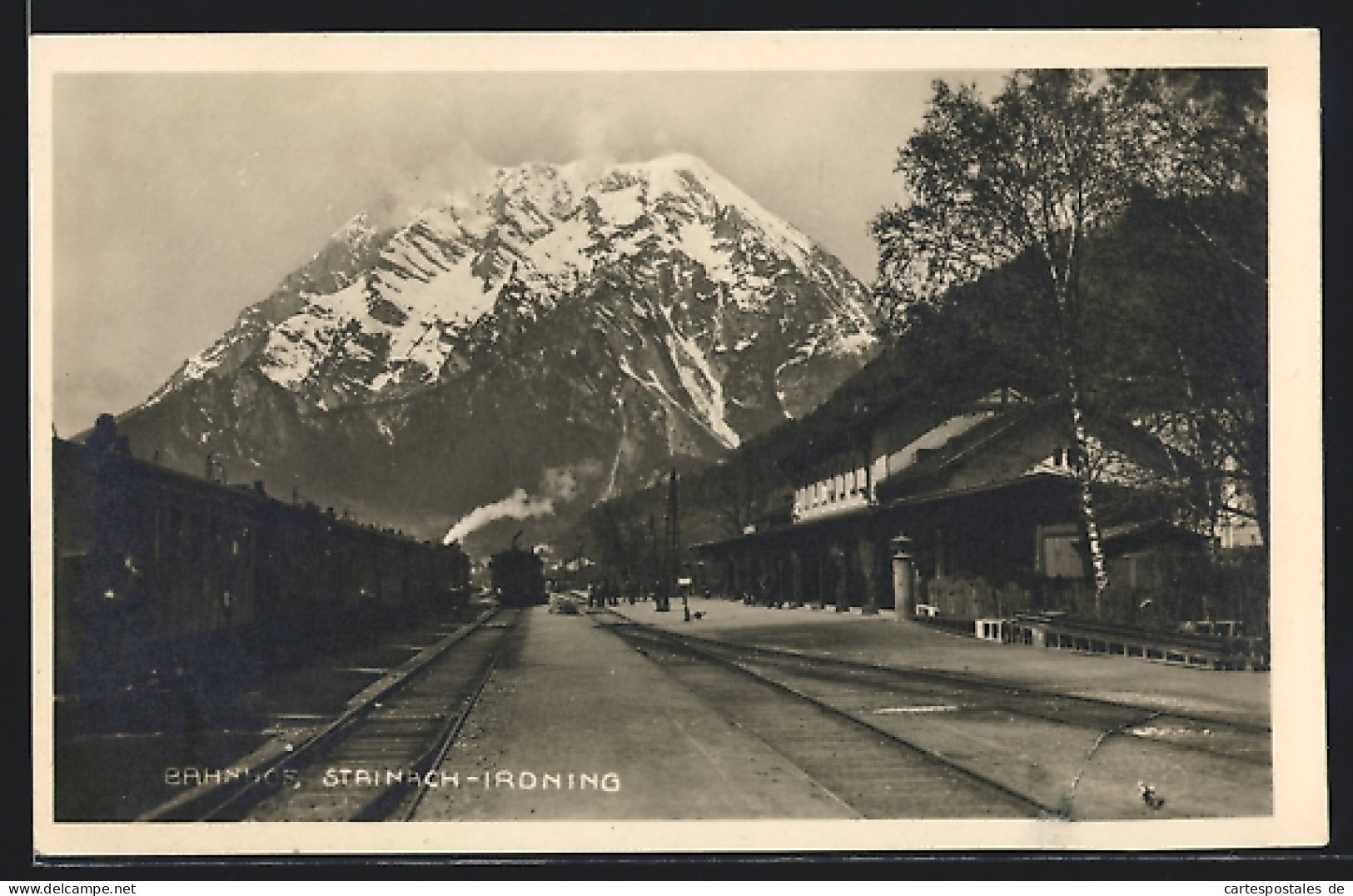 AK Stainach-Irding, Eisenbahnzug hält im Bahnhof
