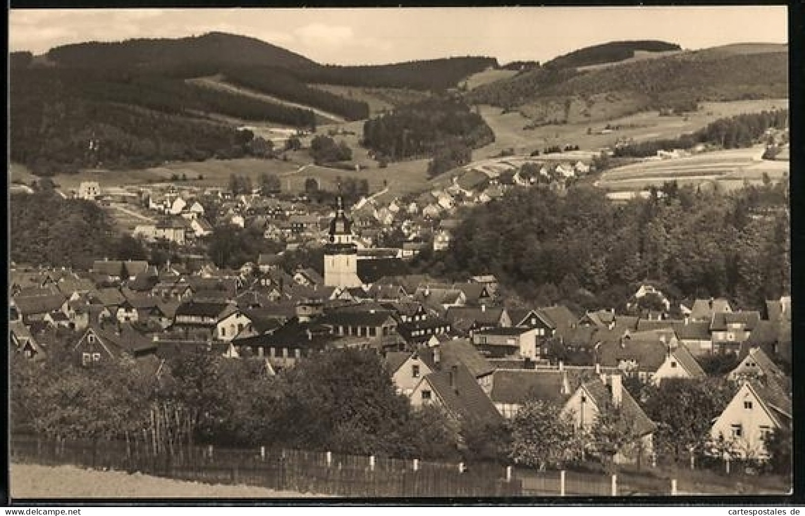 AK Steinbach-Hallenberg /Thür., Ortsansicht mit Kirche vom Arzberg aus