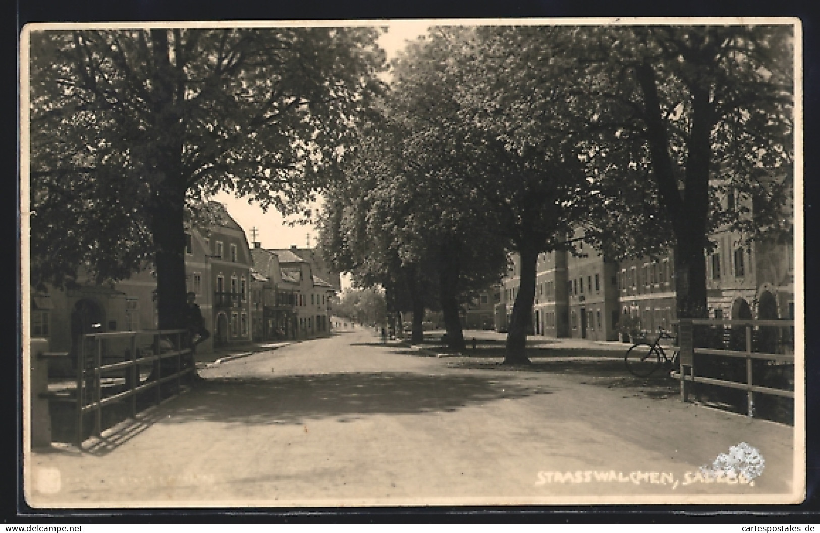 AK Strasswalchen /Salzburg, Strassenpartie im Sonnenschein