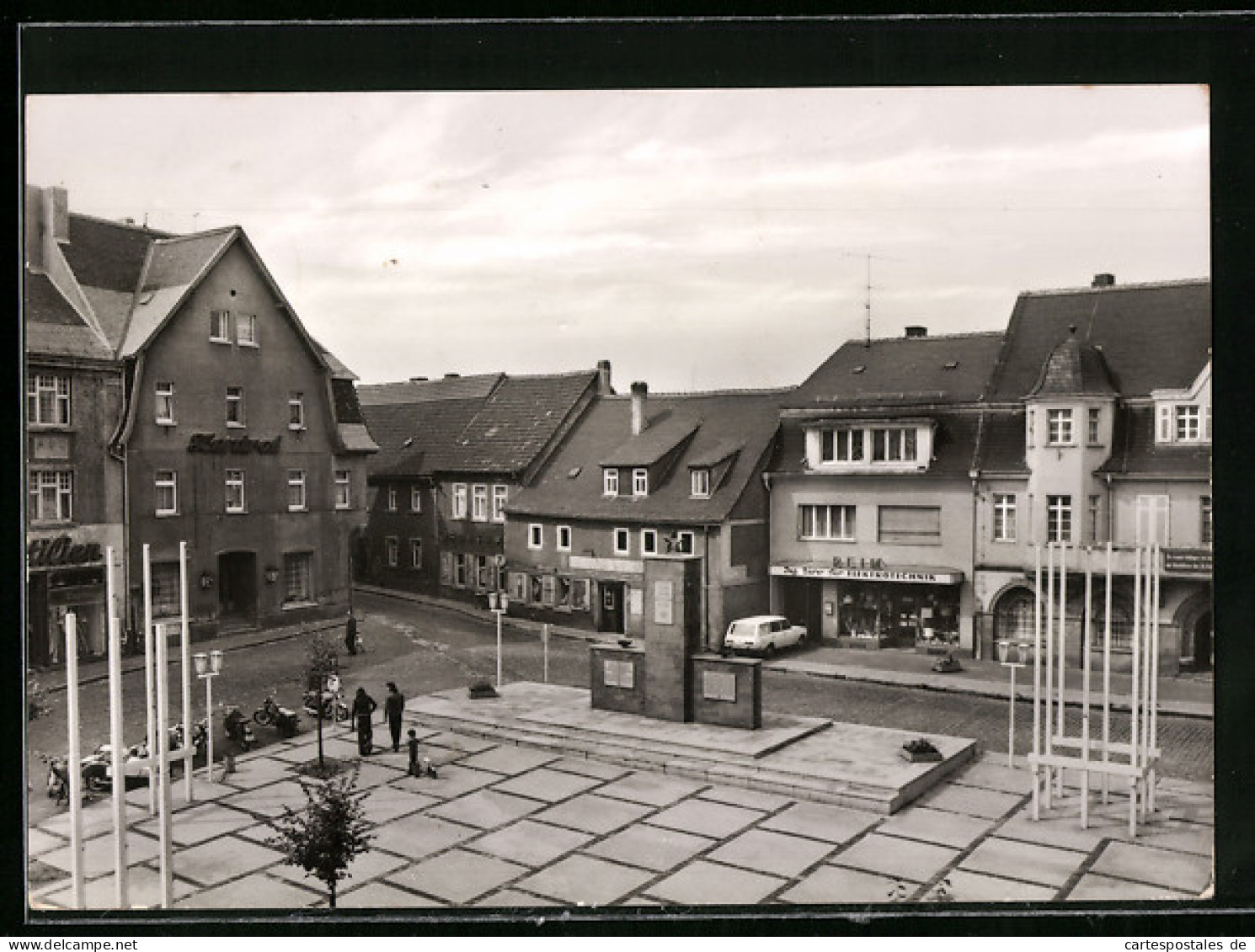 AK Teuchern /Kr. Hohenmölsen, Markt mit sowjetischem Ehrenmal
