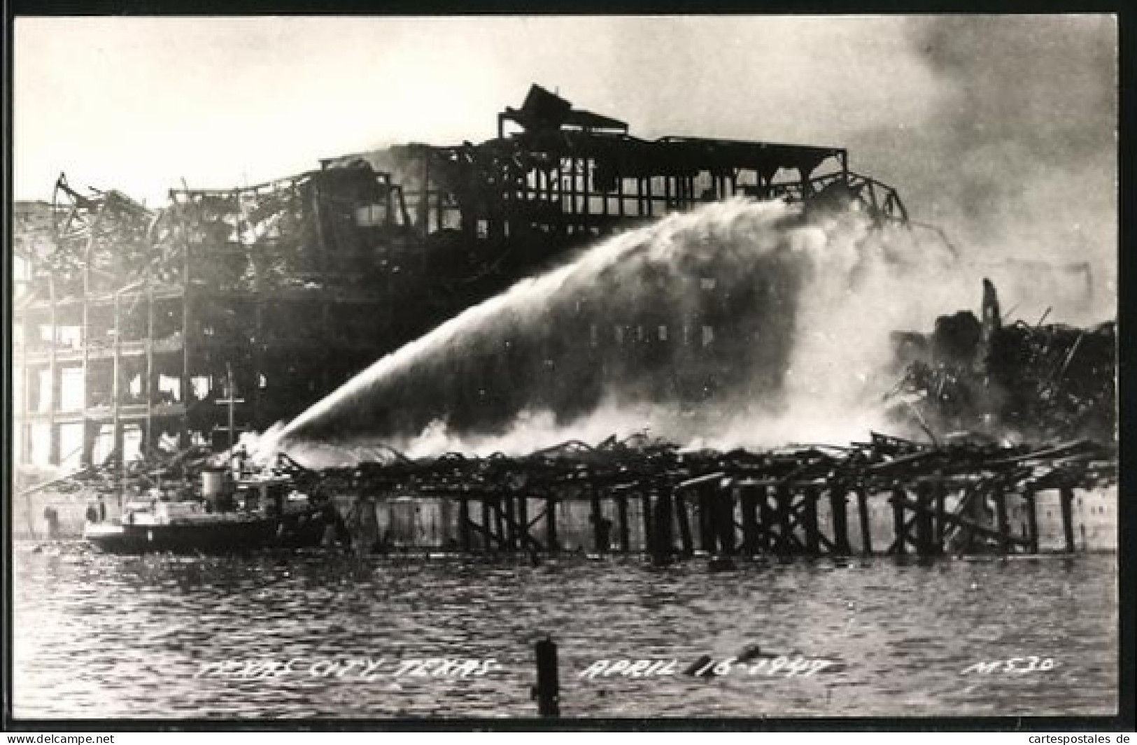 AK Texas City, TX, Löscharbeiten vom Wasser aus