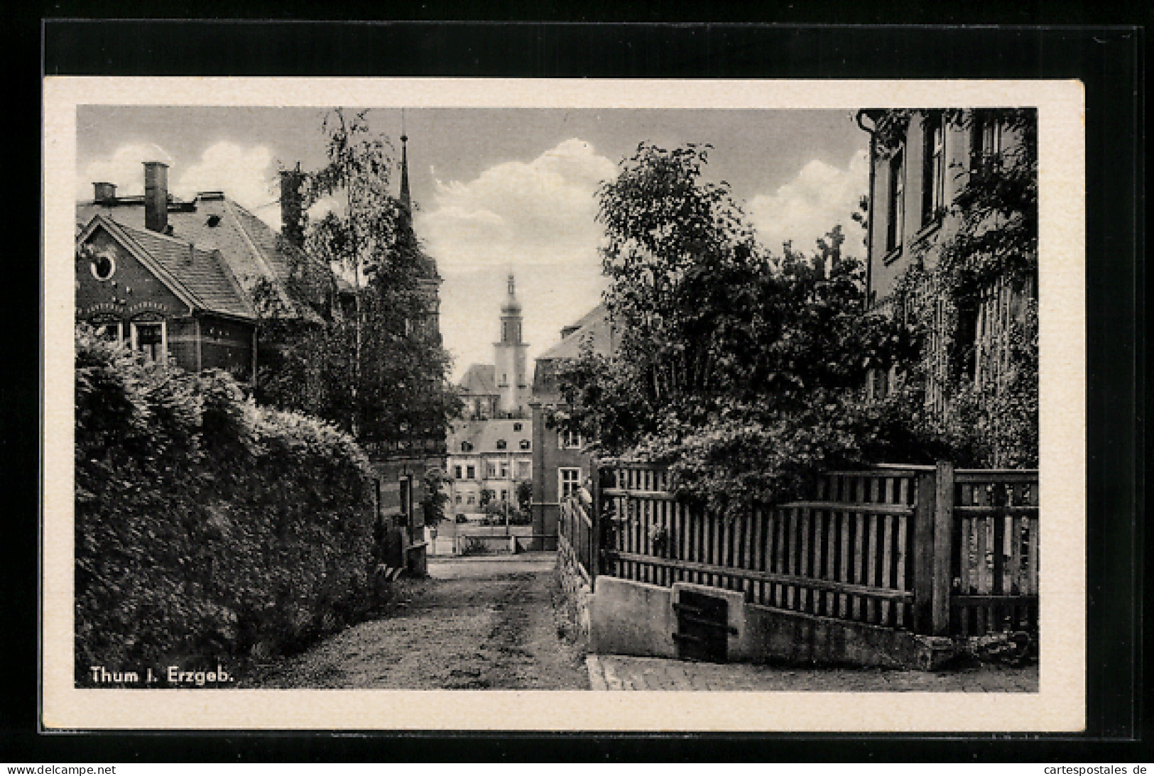 AK Thum /Erzgeb., Strassenpartie mit Kirchenblick