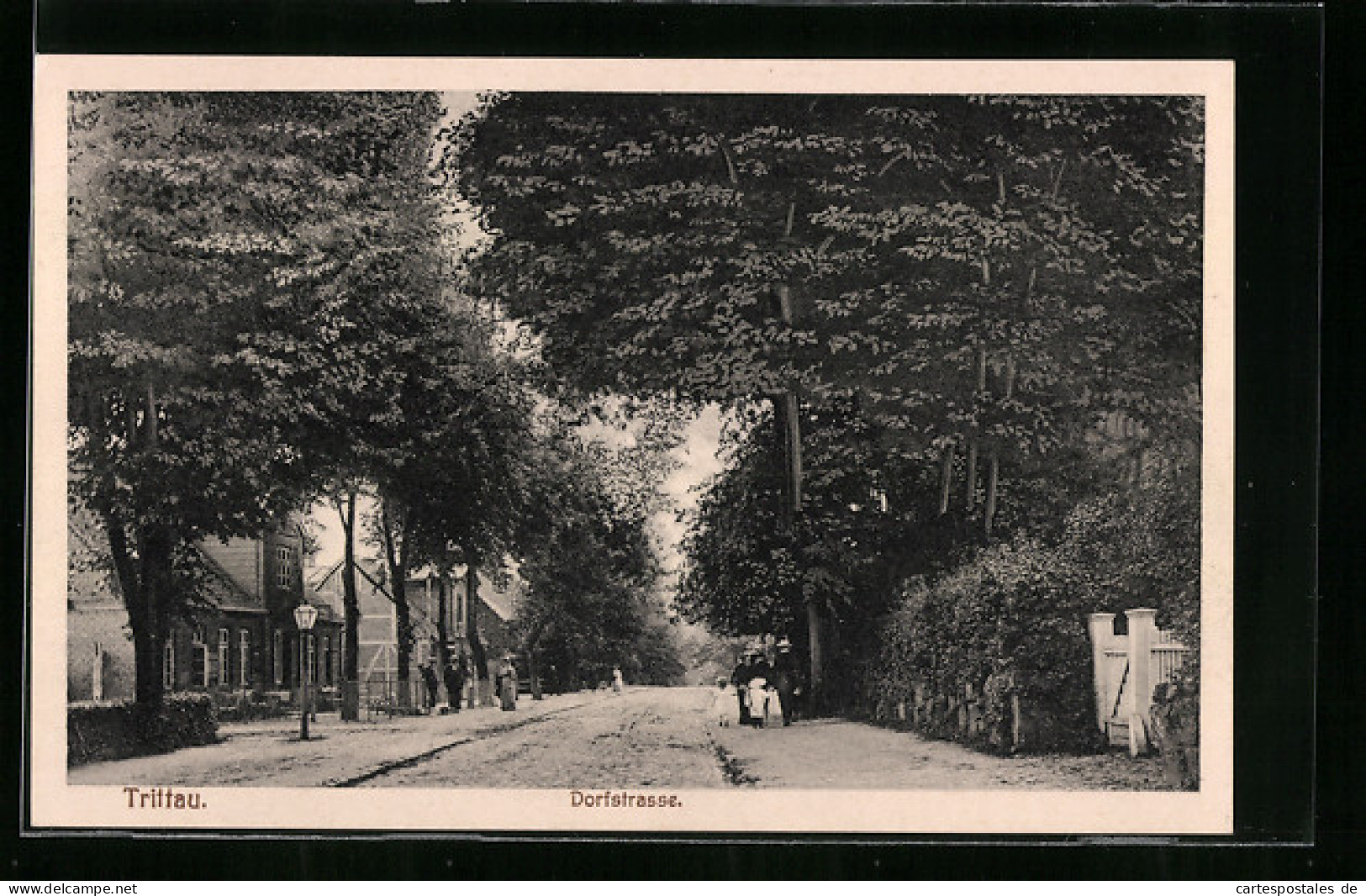AK Trittau, Dorfstrasse mit Passanten