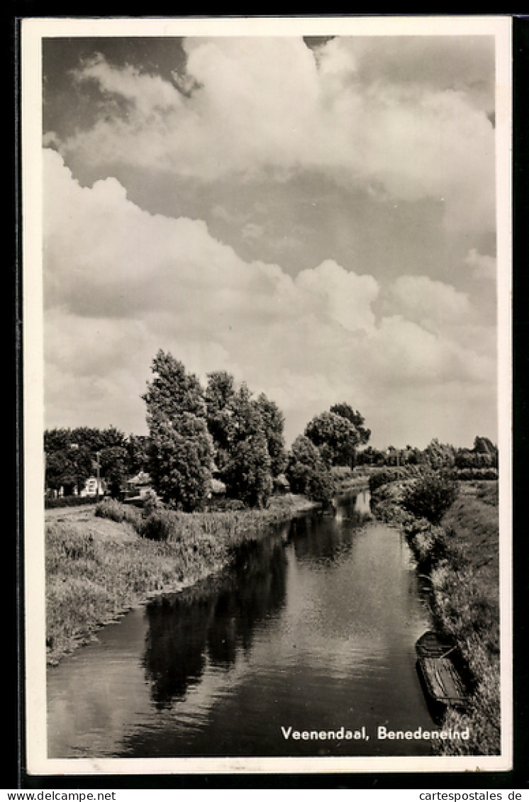 AK Veenendaal, Benedeneind, Kanaal met bomen en roeiboot