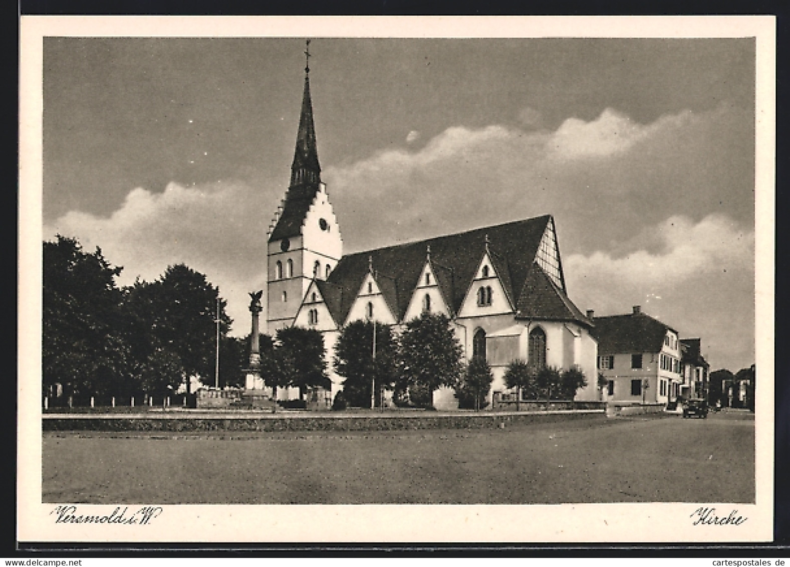 AK Versmold i. W., Blick zu Kirche und Denkmal
