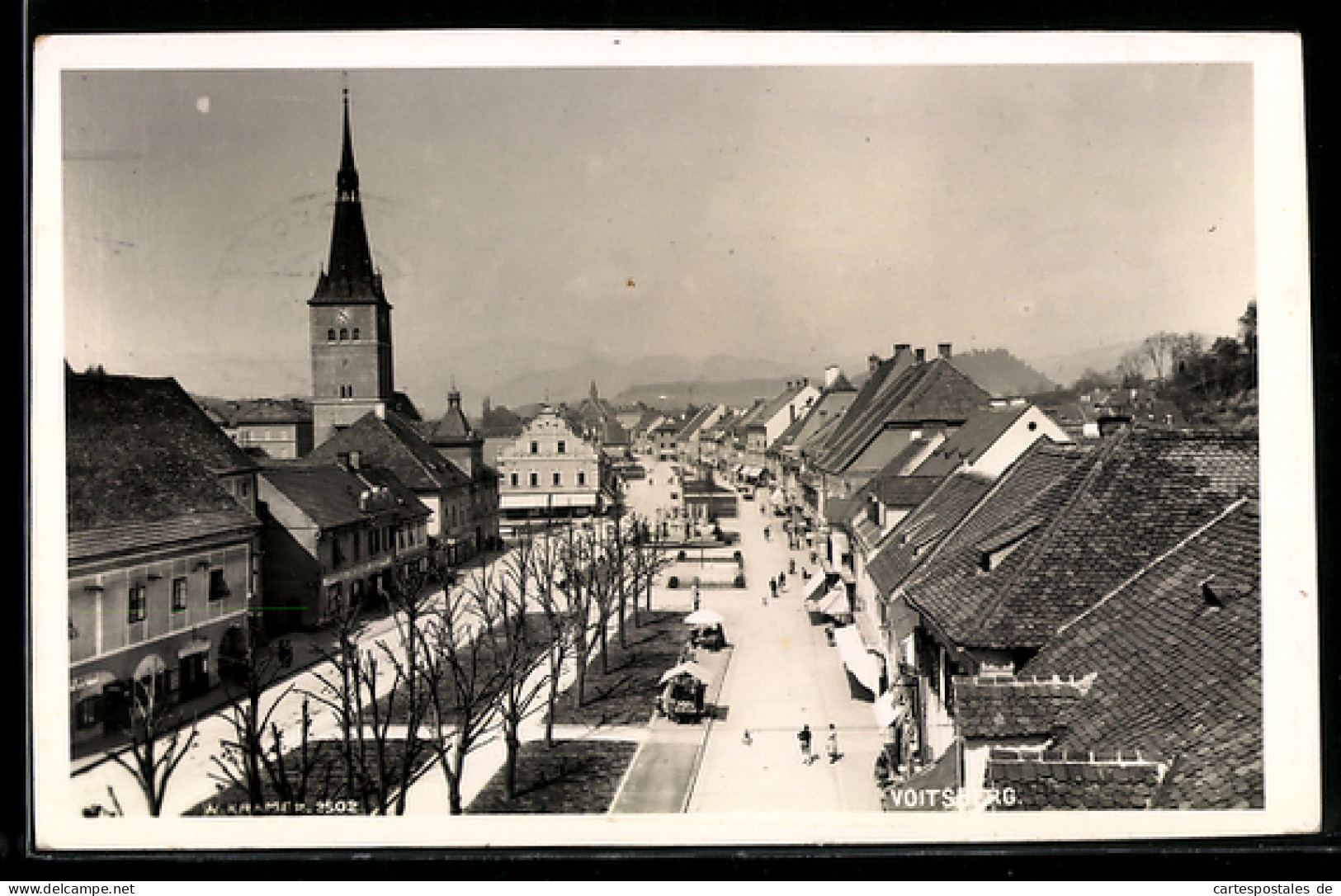 AK Voitsberg, Hauptstrasse mit Kirche und Baumallee