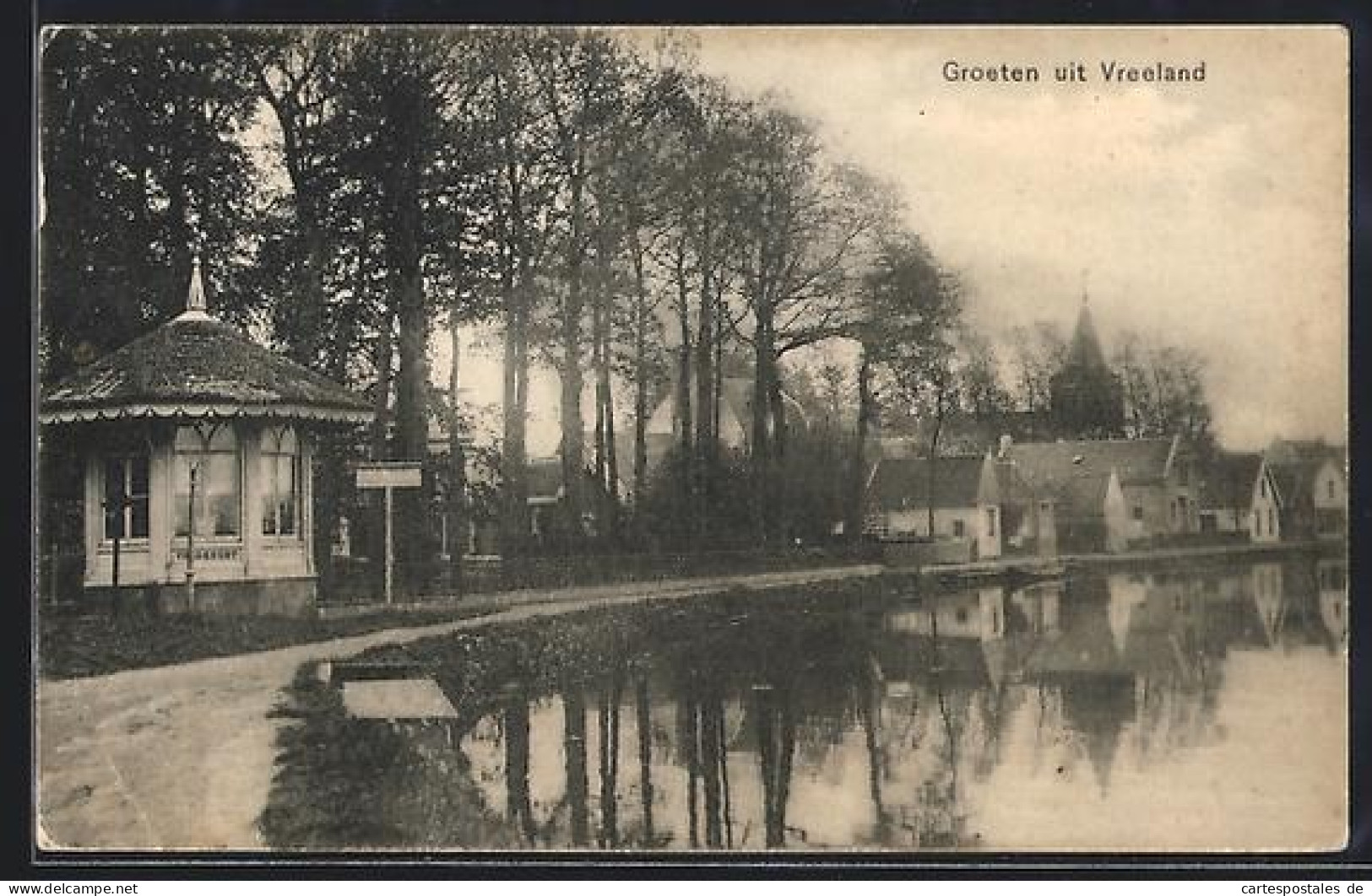 AK Vreeland, Uferstrasse mit Pavillon, Gewässer und Kirche