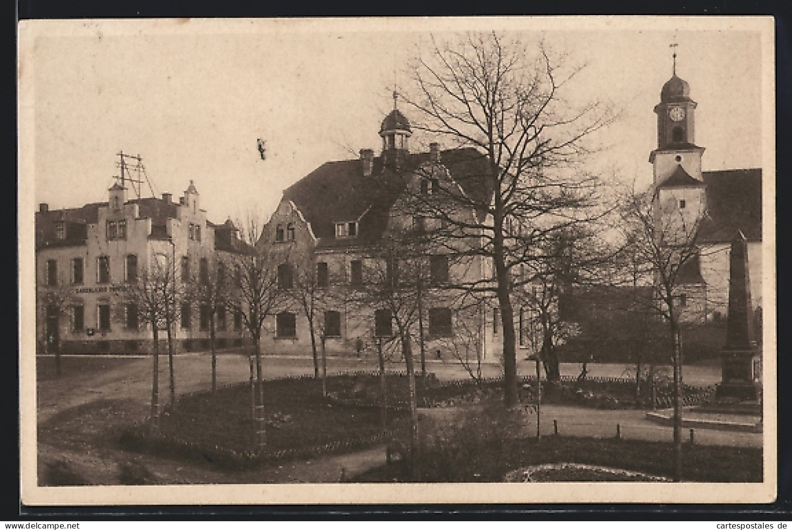 AK Zöblitz i. Erzgeb., Marktplatz mit Kirche und Denkmal
