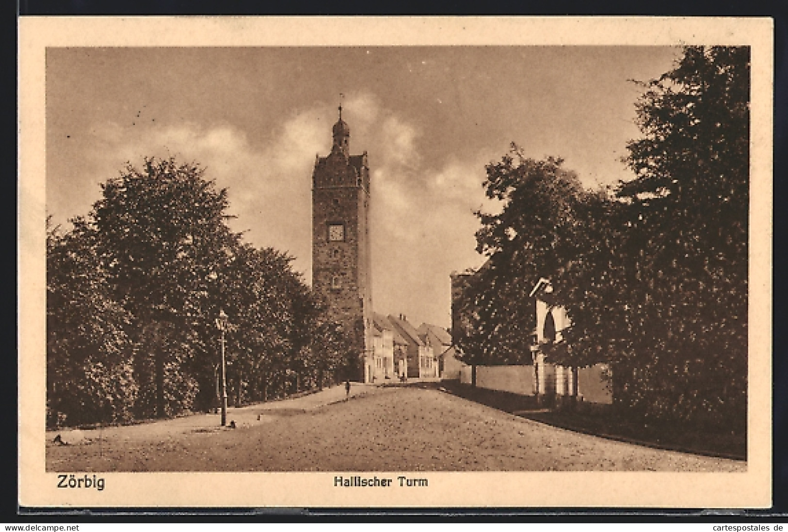 AK Zörbig, Hallischer Turm mit Strassenpartie