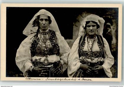 10647916 - Sonntagstracht der Frauen