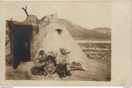 Albanien - Albanische Zigeuner - Familie vor Ihrer Erdhütte