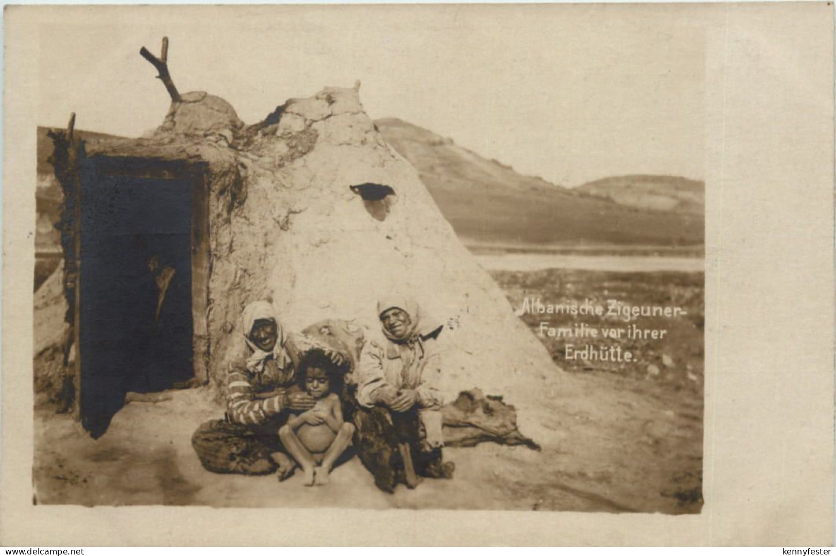 Albanien - Albanische Zigeuner - Familie vor Ihrer Erdhütte