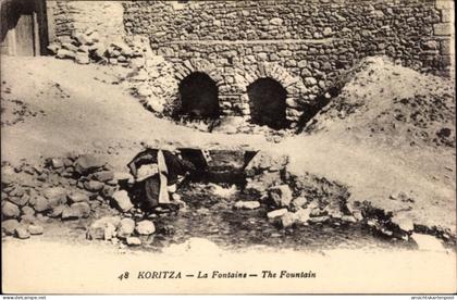CPA Korytza Korca Albanien, La Fontaine, Blick auf eine Quelle