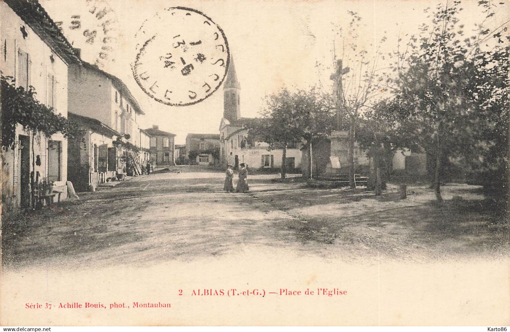 albias * la place de l'église du village