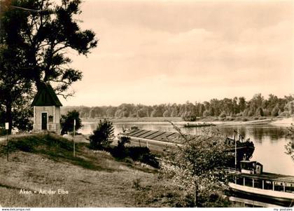 Aken Elbe Partie an der Elbe Frachter