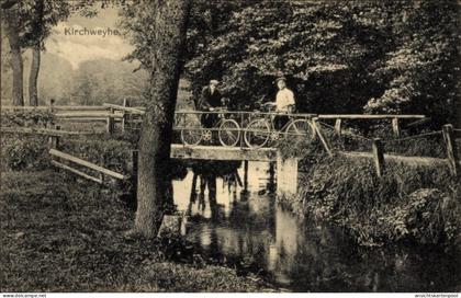 CPA Kirchweyhe Weyhe Niedersachsen, Zwei Personen mit Fahrrädern auf einer Brücke, Bach im Vorderg