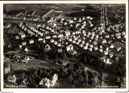 CPA Penzberg in Oberbayern, Luftaufnahme von Penzberg, Wohngebiete, Kirche, Wälder, Felder