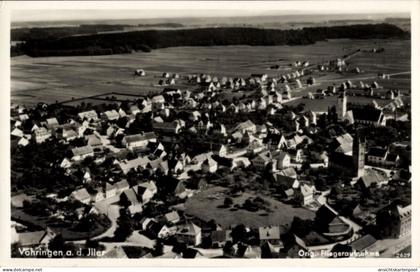 CPA Vöhringen an der Iller Schwaben, Luftaufnahme von Vöhringen, Häuser, Felder, Kirche