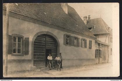 Foto-AK Bötzingen, Haus mit Toreingang, Damen mit Fahrrädern, Strassenansicht, 1927
