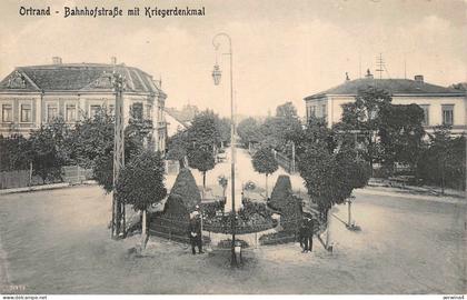 Bahnhofstraße und Kriegerdenkmal in Ortrand Brandenburg Postkarte AK